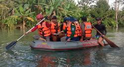 Dinsos Jabar Salurkan Bantuan Bagi Warga Bunisari yang Terisolasi Akibat Banjir