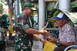 Memanfaatkan Lahan TNI, Yonif Mekanis 521/DY Panen Kabun dan Dibagikan Kepada Masyarakat