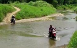 Memprihatinkan! Jembatan Tak Kunjung Didirikan, Warga di Kendal Bertaruh Nyawa Seberangi Sungai