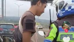 Tak Terima Direkam Saat Tilang Pengendara Mobil, Polisi Ini Viral di Media Sosial