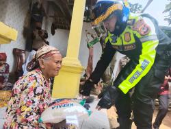 Kapolres Purwakarta Bagikan Beras ke Warga di Pelosok Kampung yang Terdampak Kenaikan BBM