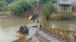 Jembatan Ambruk 2 Truk Tercebur ke Sungai