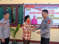 Kapolres Toraja Utara berbagi Kasih kepada Warga, Saat Melakukan Kunjungan Kerja di Polsek Jajaran