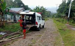 Ambulans di NTT Digunakan Angkut Kayu Bakar