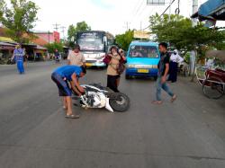 Ngeri! Seorang Wanita Pengendara Sepeda Motor Terjatuh dan Nyaris Terlindas Truk