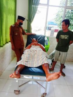 Kepala Kampung Lembasung Kunjungi Warganya yang Alami Lakalantas di Blambangan Umpu