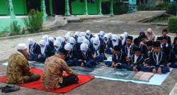 Siswa Madrasah di Ngawi Gelar Doa Bersama untuk Korban Tragedi Kanjuruhan