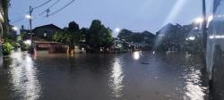 Diguyur Hujan Lebat Disertai Petir Sejak Siang, Kawasan Jalan Kamboja Jaktim Terendam Banjir 40-60cm