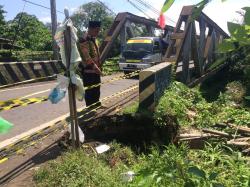 Jembatan Penghubung Kecamatan Rowokangkung dan Kota Lumajang di Desa Dawuhan Rawan Ambruk