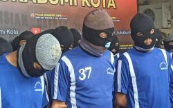 Weleh, Pasangan Sejenis Ini Diciduk Polisi Saat Bermesraan Sambil Menghisap Sabu