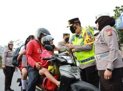 Operasi Zebra, Kapolda Riau Ingatkan Orangtua Pakaikan Helm ke Anak