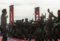 Momen Gerak Prajurit dan Parade Alutsita pada Upacara HUT TNI di BKB Palembang
