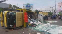Jalan Buahbatu Bandung Macet Akibat Truk Pengangkut Kaca Terguling