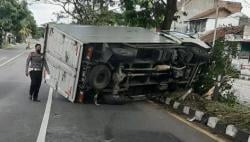 Waduh! Hindari Motor  Mobil Boks Tabrak Pohon di Ring Road Selatan Bantul