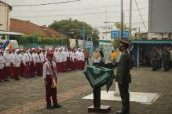 Peringati HUT TNI ke 77, SD UMP Gelar Upacara Hadirkan Danramil