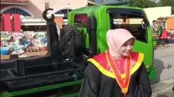 Kisah Wisudawati Cantik Pakai Truk Sampah ke Lokasi Wisuda, Alasannya Bikin Haru