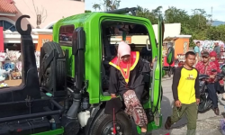 Pakai Truk Sampah Hadiri Wisuda, Kisah Unik Wisudawati  dari UMMY Solok