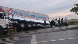 Truk Kontainer Tabrak Elf Tegal-Losari, Sejumlah Penumpang Terluka