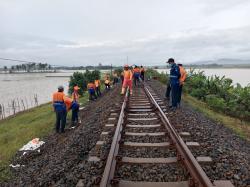 Perjalanan Kereta Api Terhenti Akibat Penurunan Tanah di Cilacap