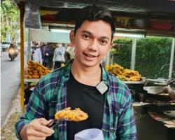 Andi Saputra, Penjual Gorengan Ganteng dengan Omzet Ratusan Juta Perbulan