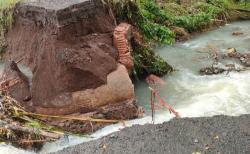 Hujan 10 Jam Jembatan Penghubung SMPN 2 Glenmore Banyuwangi Jebol, Aktivitas Warga Terganggu