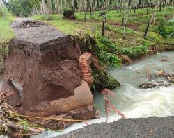 Akses Jembatan Menuju SMPN2 Glenmore Banyuwangi Terputus Diterjang Banjir