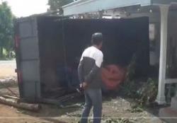 Astaga, Ikuti Google Maps, Sebuah Truk Tabrak Rumah Makan Sang Sopir Pingsan