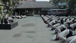 Luar Biasa, Permohonan Maaf  Atas Tragedi Kanjuruhan Anggota Polresta Malang Sujud Massal