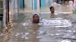 Banjir Jakarta Timur Capai 175 Cm Bikin Kelaparan, Warga: Di Sini Tidak Bisa Memasak