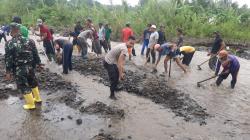 Antisipasi Banjir Susulan, Muspika dan Warga Sukaratu Gotong Royong Keruk Sediman di DAS Cibanjaran