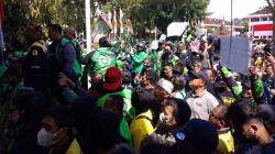 Driver Ojol Balikpapan Demo di Kantor Dewan, Tuntut Aplikator Patuhi Aturan Kemenhub