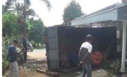 Ikuti Google Map, Truk Sarat Muatan Pipa Besi Tabrak Rumah Makan, Hingga Supir Tak Sadarkan Diri