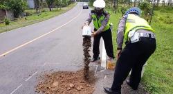 Tidak Hanya Soal Menilang, Satlantas Polres Ngawi juga Uruk Jalan di Operasi Zebra Semeru 2022