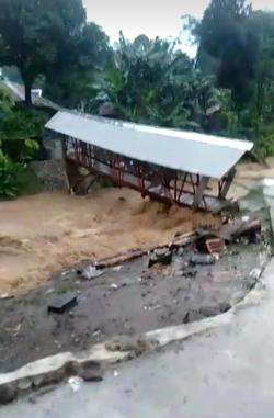 Akses Warga Tertutup, Jembatan Penghubung Dua Desa di Lebak Terputus Diterjang Banjir