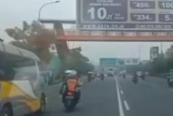 Heboh! Rekaman Sopir Elf Ugal-Ugalan di Jalan Dikejar Anggota Dishub Bekasi