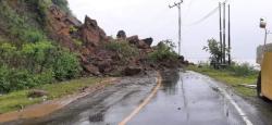 BREAKING NEWS: Longsor Tutup Badan Jalan Trans Sulawesi