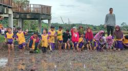 Ratusan Anak-anak Menikmati Edukasi Persawahan Desa Namang