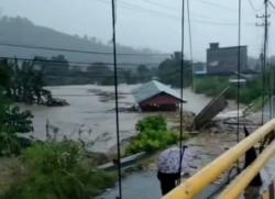 Breaking News: Banjir di Pamulukang, Warga Terisolir dan Satu Rumah Hanyut