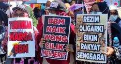 Buruh Kembali Demo Menolak Kenaikan Harga BBM di Depan Patung Kuda, Bom Asap Menyala