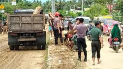 Peduli Banjir di Mamuju, TNI Polri Kompak Bersihkan Bekas Material