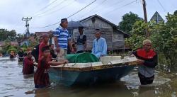 Jenazah Dikepung Banjir, Warga Terpaksa Gunakan Perahu