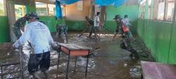 Kodim 1418 Mamuju Kompak Bersihkan Sekolah dan Masjid Pasca Banjir Bandang