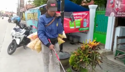 Meski Telah Buta, Bapak Dua Anak ini Kerja Keras Jualan Kerupuk Keliling untuk Nafkah Keluarga