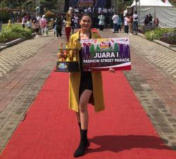 Perempuan Cantik Kelahiran Maron Probolinggo Ini, Berhasil Menjadi Juara Fashion Street Parade