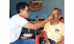 Viral Pria Sangat Sabar Merawat Sang Ayah yang Lansia dan Pemarah, Netizen Kagum: Masya Allah