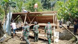 Pasca Banjir di Desa Riso, Puluhan Anggota Kodim 1402/Polman Dikerahkan Bantu Warga