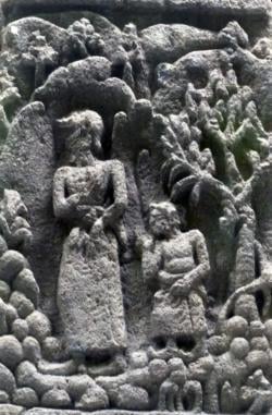 Siapakah Sosok Bertopi pada Relief  Candi-Candi Peninggalan Majapahit?