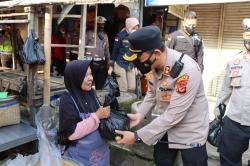 Peringati HUT Ke-71 Humas Polri, Polres Tasikmalaya Gelar Bakti Sosial Bagi-bagi Sembako