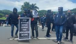 Autopsi Korban Tragedi Kanjuruhan Batal, Aremania Gelar Aksi Diam