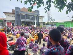 Ribuan Perangkat Desa Geruduk DPRD Brebes, Ini Tuntutannya